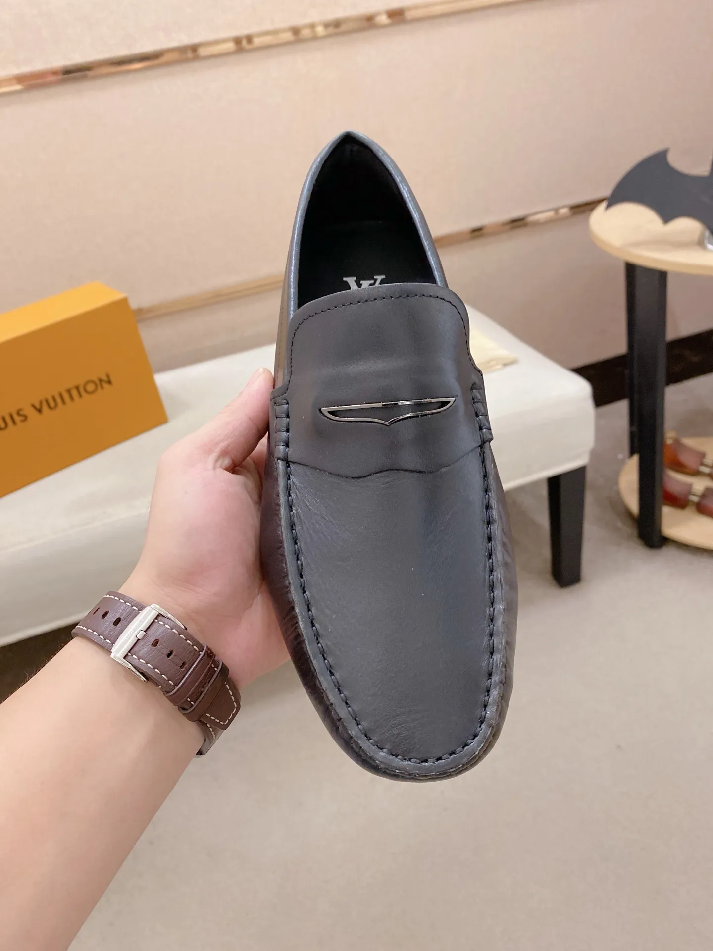 Factory price: 500💰High-end quality! LV 🆕🆕Exclusive hot-selling products in stock🔥🔥New products on the shelves, high-quality Ferragamo men's pea shoes, high-end casual driving shoes, with complete packaging! 💪 💪 Material: imported first-layer cowhide 🐂 + imported high-quality buffalo leather lining + wear-resistant outsole 👍🏻👍🏻 Features: high-end and comfortable, purely handmade 🚀 🚀 Create the perfect shoes that suit you best 🔥 🔥 Size: (38-44) 45 standard size can be customized!